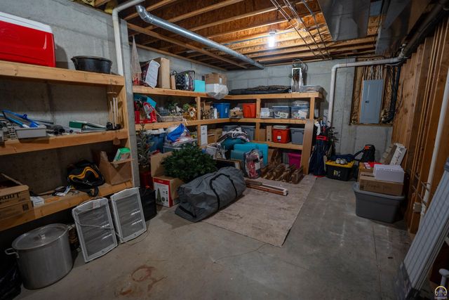 5721 NW Humphrey RD, Topeka, KS 66618