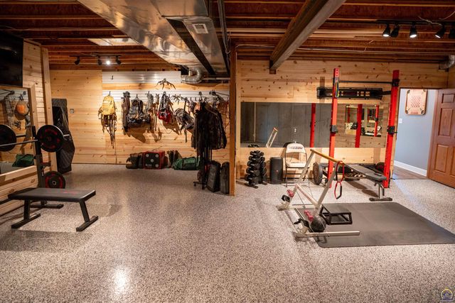 5721 NW Humphrey RD, Topeka, KS 66618