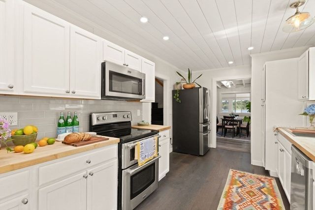 44 Lakeshore Dr, Essex, MA 01929