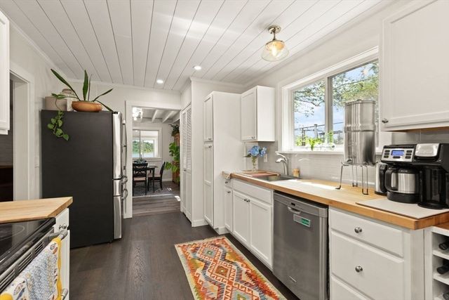 44 Lakeshore Dr, Essex, MA 01929