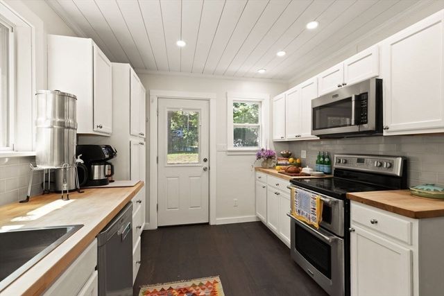 44 Lakeshore Dr, Essex, MA 01929
