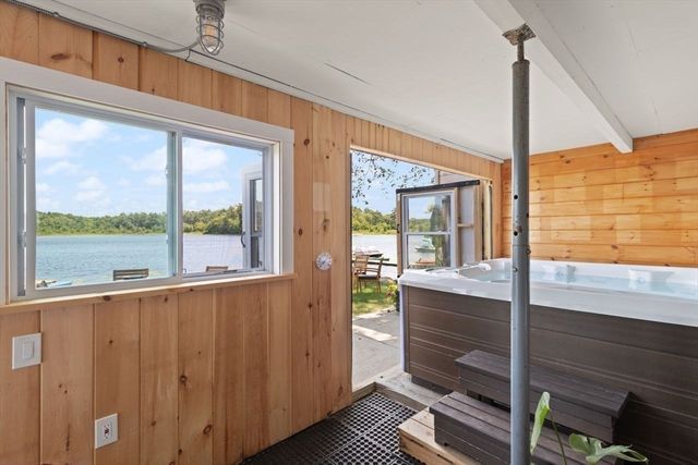 44 Lakeshore Dr, Essex, MA 01929
