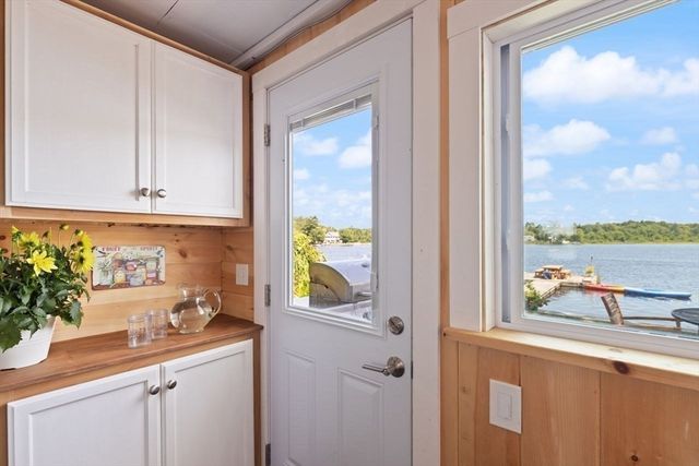 44 Lakeshore Dr, Essex, MA 01929