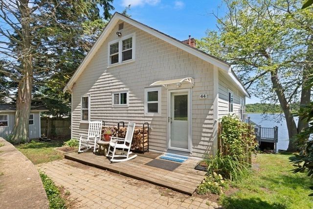 44 Lakeshore Dr, Essex, MA 01929