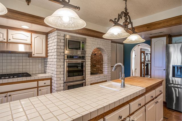 24537 Peachland Avenue, Newhall, CA 91321