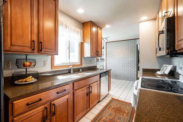13935 Thomas DRIVE, New Berlin, WI 53151