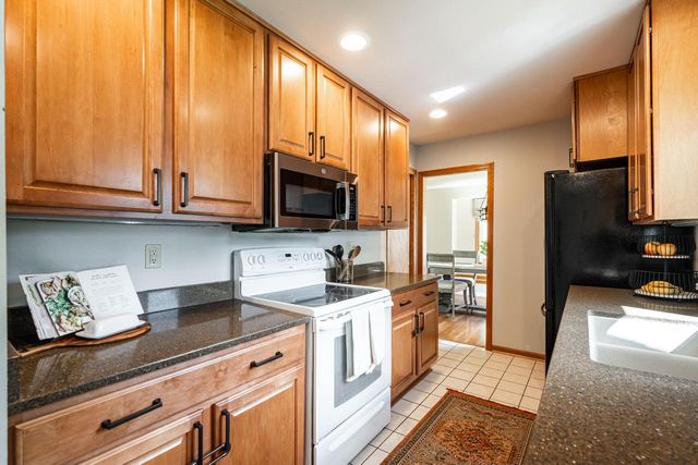 13935 Thomas DRIVE, New Berlin, WI 53151