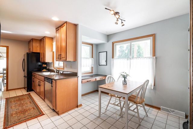 13935 Thomas DRIVE, New Berlin, WI 53151