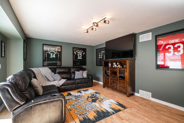 13935 Thomas DRIVE, New Berlin, WI 53151
