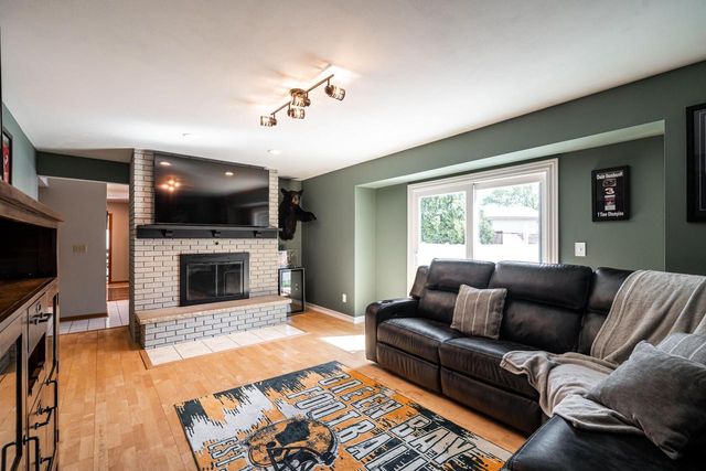 13935 Thomas DRIVE, New Berlin, WI 53151