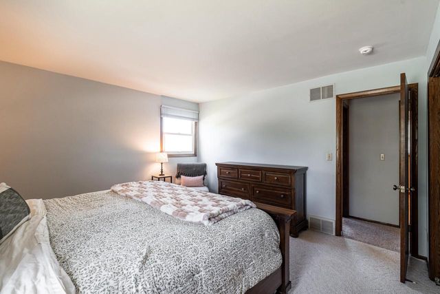 13935 Thomas DRIVE, New Berlin, WI 53151