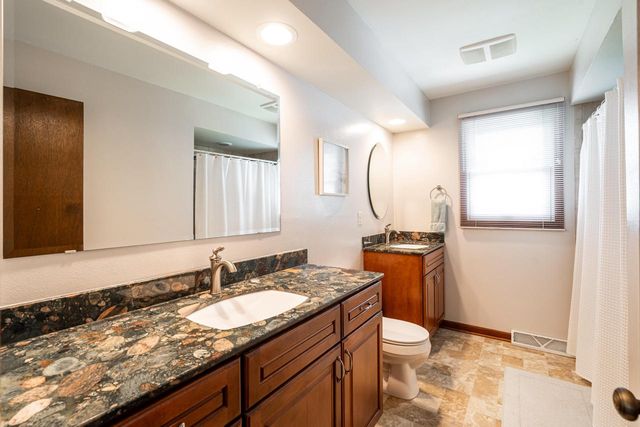 13935 Thomas DRIVE, New Berlin, WI 53151