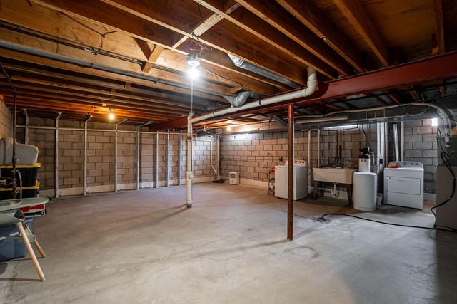 13935 Thomas DRIVE, New Berlin, WI 53151