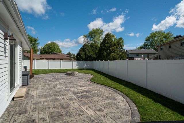13935 Thomas DRIVE, New Berlin, WI 53151
