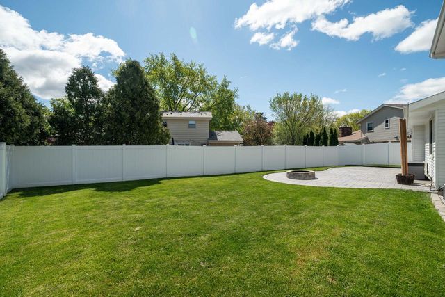 13935 Thomas DRIVE, New Berlin, WI 53151