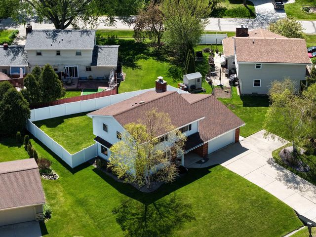 13935 Thomas DRIVE, New Berlin, WI 53151