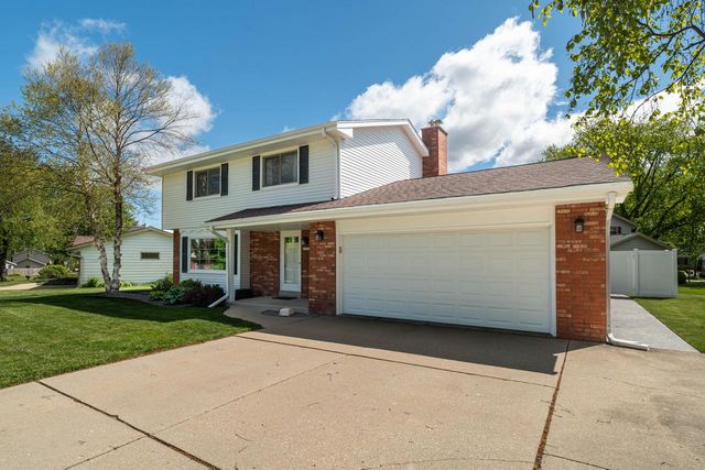 13935 Thomas DRIVE, New Berlin, WI 53151