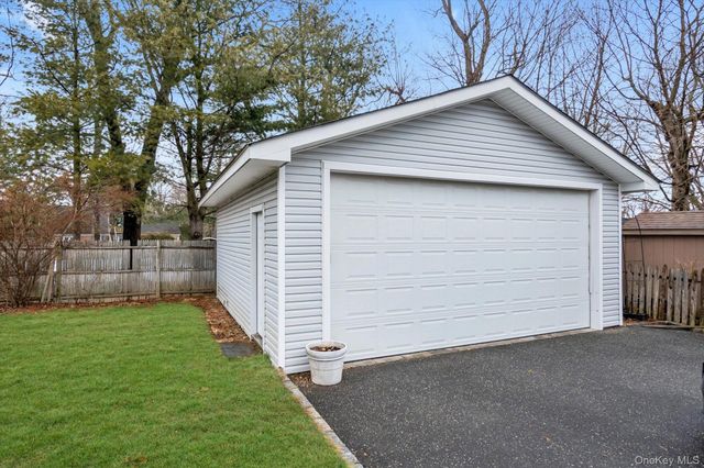 17 Doxey Drive, Glen Cove, NY 11542