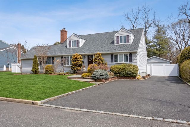 17 Doxey Drive, Glen Cove, NY 11542