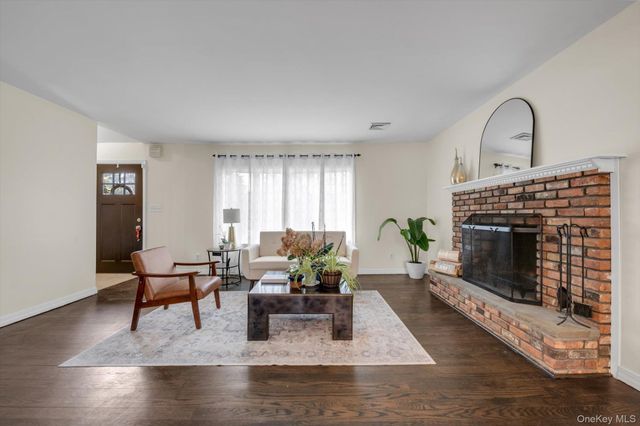 17 Doxey Drive, Glen Cove, NY 11542