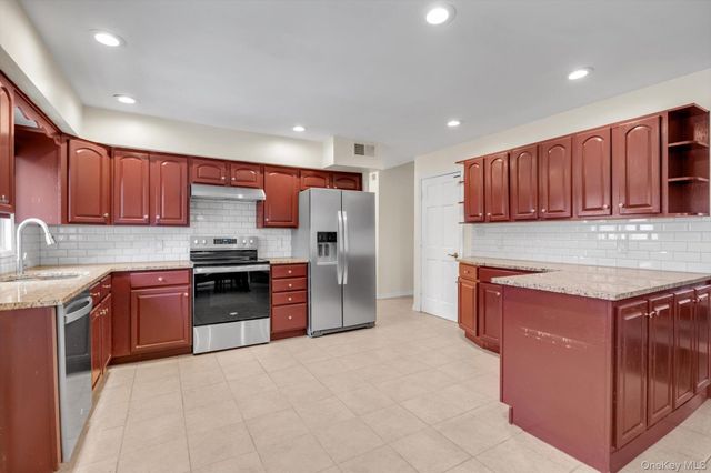 17 Doxey Drive, Glen Cove, NY 11542