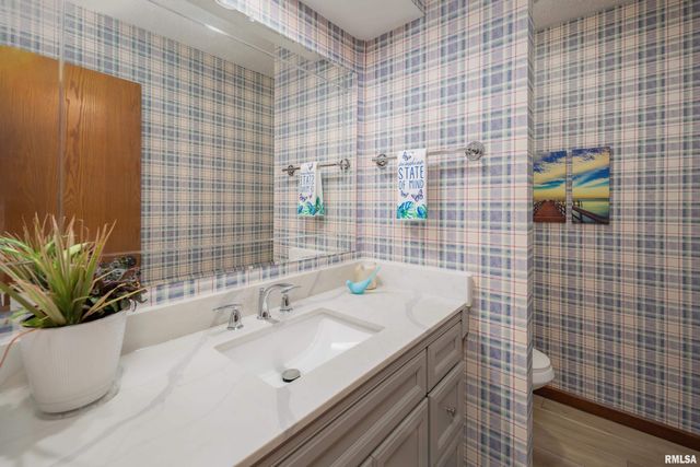 4554 BUNKER HILL Drive, Bettendorf, IA 52722