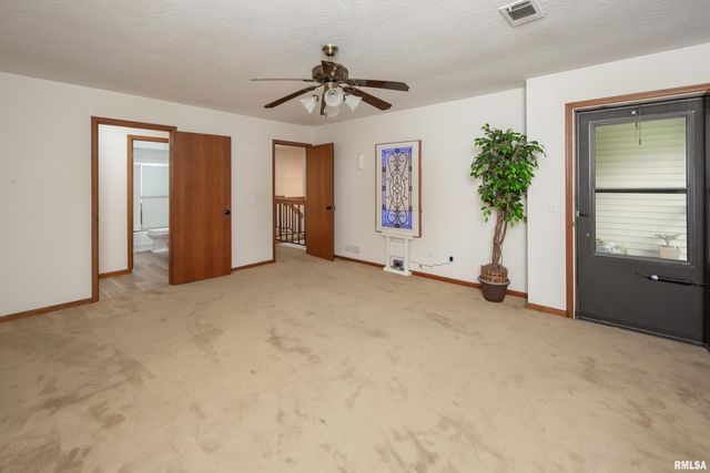 4554 BUNKER HILL Drive, Bettendorf, IA 52722