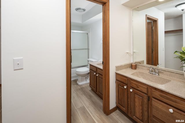 4554 BUNKER HILL Drive, Bettendorf, IA 52722