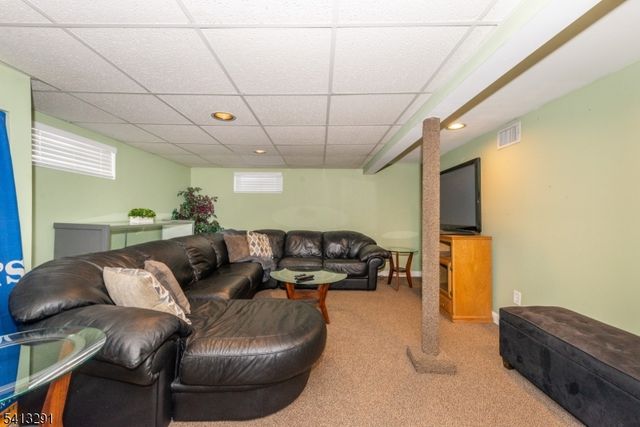 49 Locust Dr, Kenilworth Boro, NJ 07033