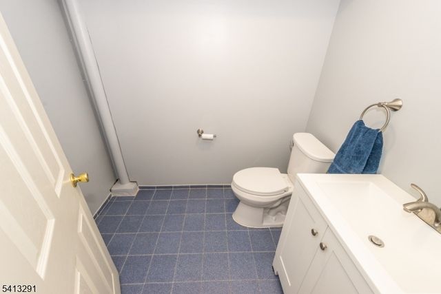 49 Locust Dr, Kenilworth Boro, NJ 07033