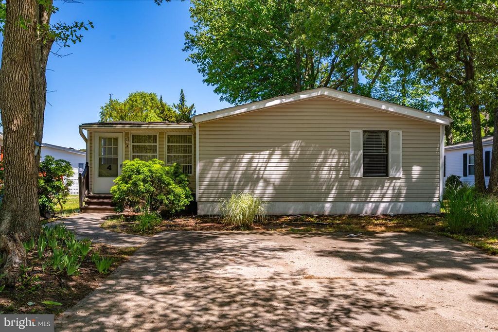 Image 1 of property listing at 4 ANCHOR WAY DR, Berlin, MD 21811