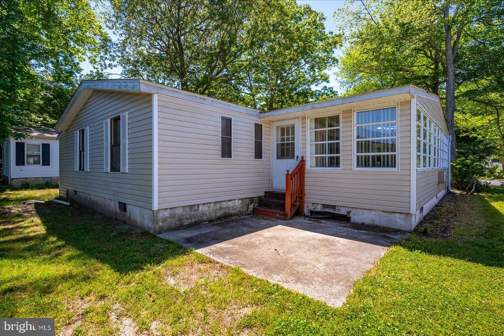 Image 2 of property listing at 4 ANCHOR WAY DR, Berlin, MD 21811