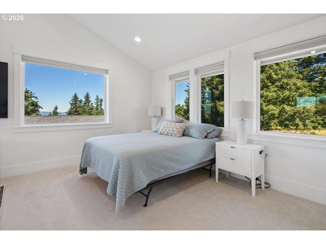 2010 Sw SCHAEFFER Rd, West Linn, OR 97068