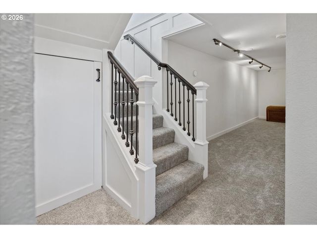 2010 Sw SCHAEFFER Rd, West Linn, OR 97068