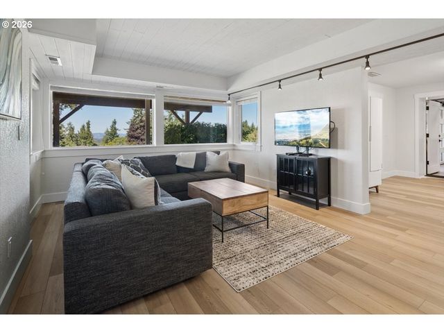 2010 Sw SCHAEFFER Rd, West Linn, OR 97068