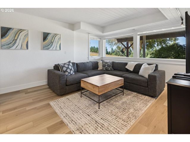 2010 Sw SCHAEFFER Rd, West Linn, OR 97068