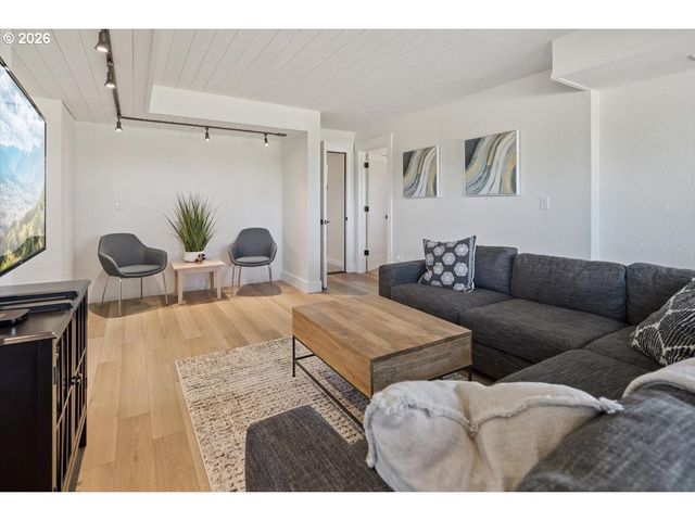 2010 Sw SCHAEFFER Rd, West Linn, OR 97068