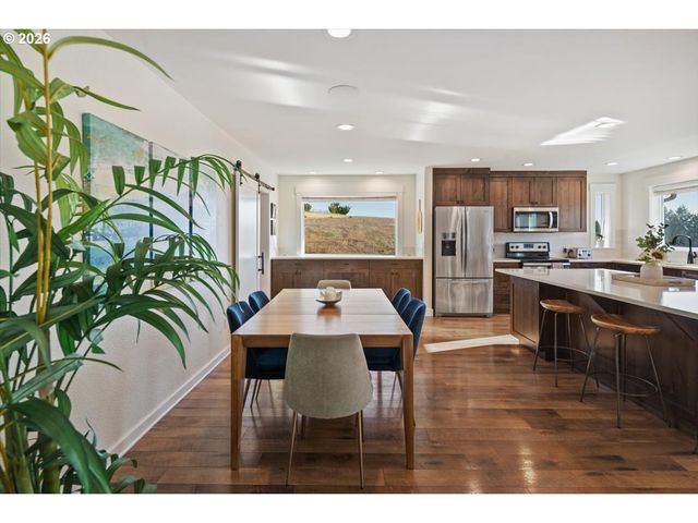 2010 Sw SCHAEFFER Rd, West Linn, OR 97068