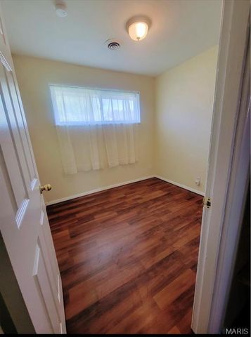 5519 Holborn Drive, St Louis, MO 63121