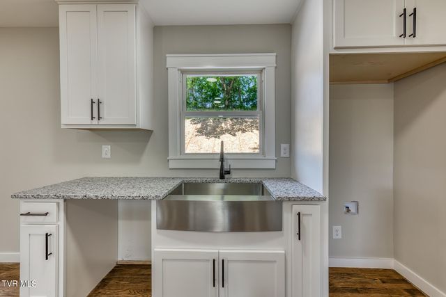 545 J A Hodge Road, Piney Flats, TN 37686