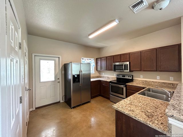 585 ADVANTAGE DR, New Braunfels, TX 78130