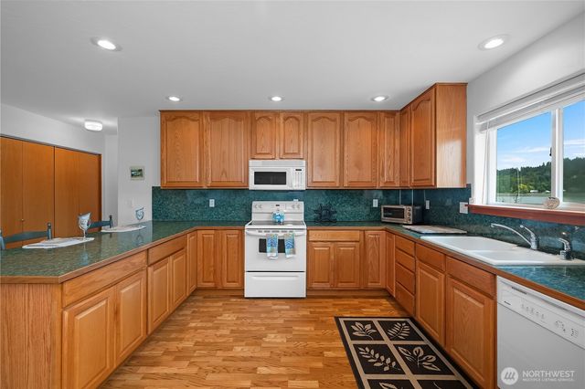 730 E North Bay Road, Allyn, WA 98524