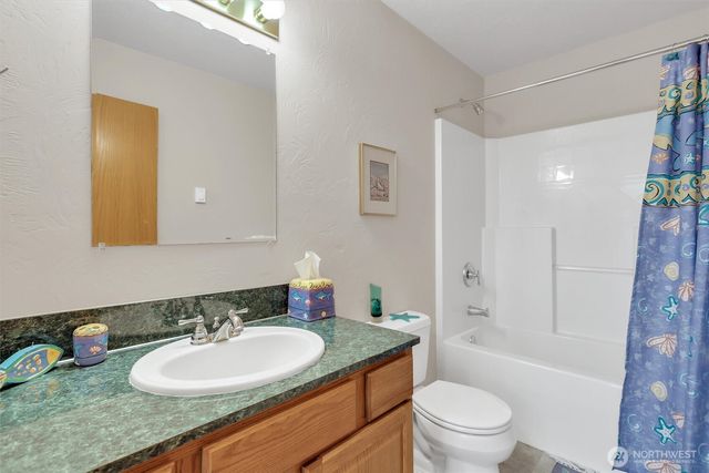730 E North Bay Road, Allyn, WA 98524