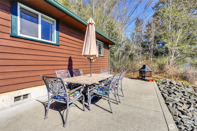 730 E North Bay Road, Allyn, WA 98524