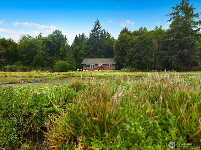 730 E North Bay Road, Allyn, WA 98524