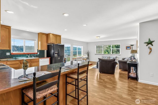 730 E North Bay Road, Allyn, WA 98524