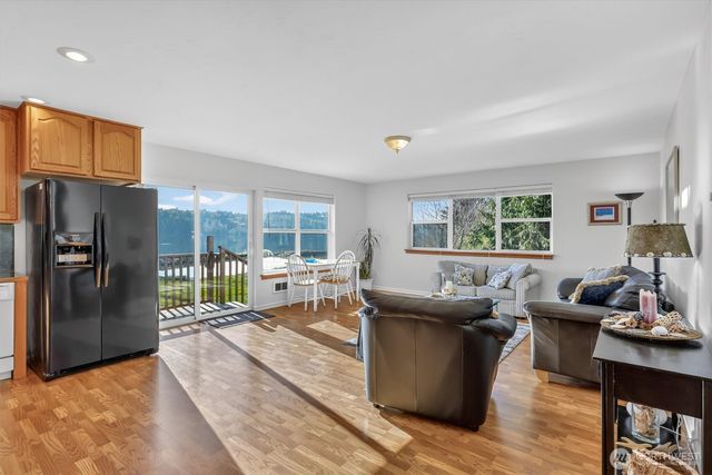 730 E North Bay Road, Allyn, WA 98524