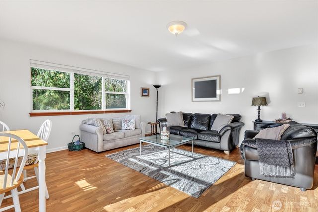 730 E North Bay Road, Allyn, WA 98524