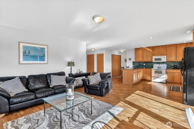 730 E North Bay Road, Allyn, WA 98524