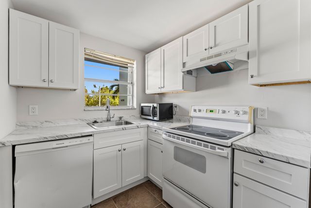 1638 Embassy Drive 208, West Palm Beach, FL 33401